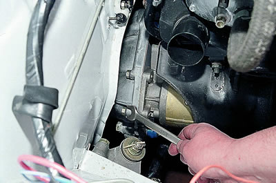 За тази цел е по-удобно да използвате специален извит ключ с глава.