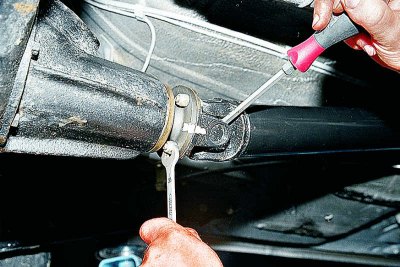 Извършваме работата на ревизионна яма или асансьор. Разкачете освобождаващата пружина на кабела на…