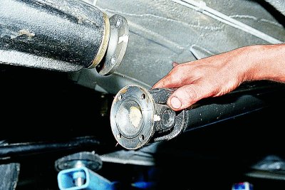 Използваме длето, за да маркираме кръстовището на карданния вал с фланеца на задвижващото зъбно…