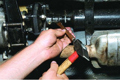 Разделяме фланцовото съединение.