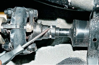 Маркираме относителното положение на вала и центриращия фланец на еластичния съединител.