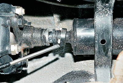 С помощта на шило огънете назад четирите заключващи зъбчета на уплътнителната яка близо до…