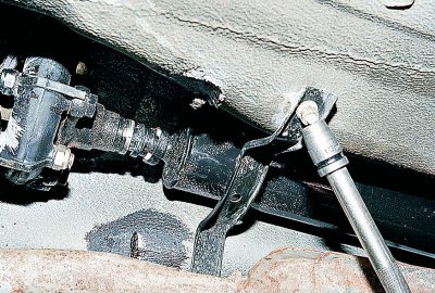 …и го преместваме заедно със семеринга към кардана.