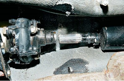 Напречната греда на еластичната опора е фиксирана към тялото чрез гумени шайби.