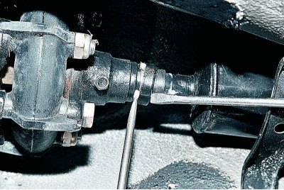 Инсталираме карданната трансмисия в обратен ред на отстраняване, като смазваме шлицовите съединения…