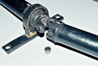 С помощта на отвертка, опряна в ръба на корпуса на лагера, най-накрая избиваме изтиснатите лагери…