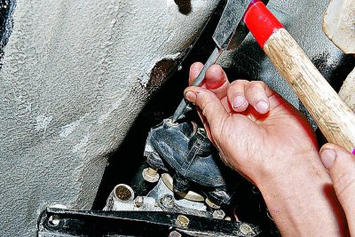 Ако съединителят не е повреден, преди да го извадите, затегнете го по радиуса със специална…