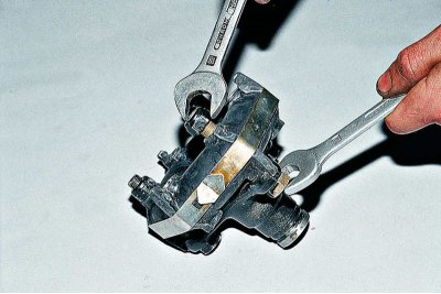 Отстраняваме еластичния съединител заедно с фланеца. След като развиете три гайки, отделяме…