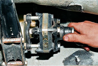 Поставете три болта във фланеца на скоростната кутия един по един.