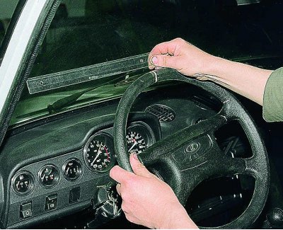 Поставяме колелата в позиция, съответстваща на праволинейното движение на автомобила. Правим…