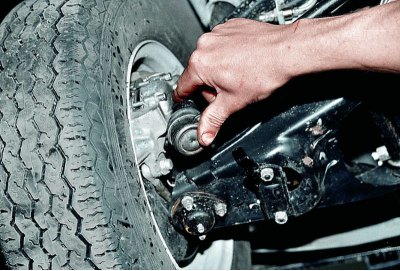 Проверяваме липсата на аксиална и радиална хлабина в рамото на махалото,...