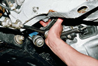 Проверяваме движението на краищата на пръта по осите на шарнирните щифтове, за което...