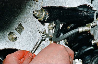 Пассатижами извлекаем скобу, фиксирующую тормозной шланг в кронштейне кузова.