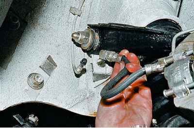 Удерживая наконечник шланга от проворачивания ключом «на 17», ключом «на 10» отворачиваем штуцер…