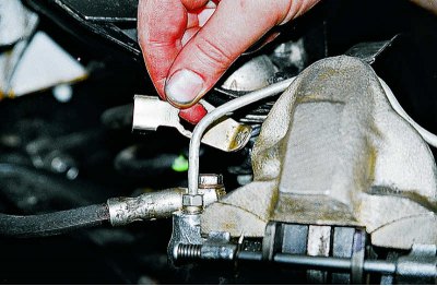 Ключом «на 10» отворачиваем болт крепления скобы, фиксирующей тормозной шланг, и...