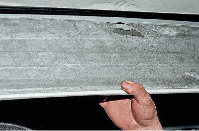 Развийте предния винт на десния парапет на тавана (вижте Подмяна на парапет на тавана) и винт от…