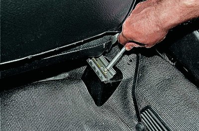 Предната седалка е прикрепена към пода в четири точки: две отпред и две отзад.