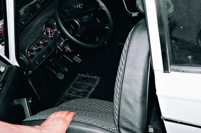 С помощта на гаечен ключ 13 мм развийте гайката и отстранете болта на стойката на дясната предна…