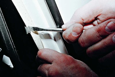 С ръката си отстранете уплътнението на задната врата от задната колона на покрива.