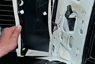 С помощта на отвертка повдигнете и отстранете металните скоби и отлепете тъканта.