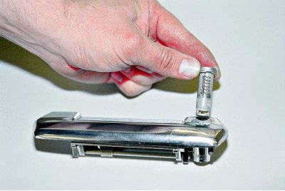 С помощта на клещи или отвертка отстранете пружината, като запомните нейната позиция,...