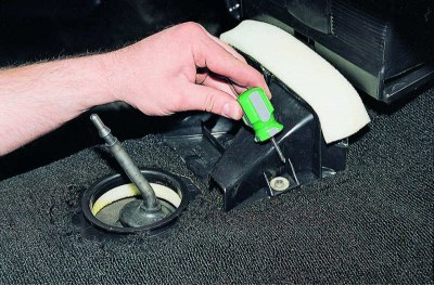 Свалете панела на радиото (вижте Смяна на панела на радиото).