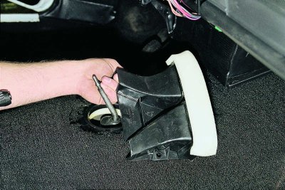 С помощта на кръстата отвертка развийте двата винта...