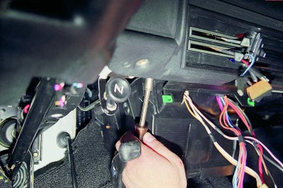 ...и свалете долните въздуховоди от колата.