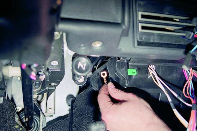 С помощта на гаечен ключ 10 мм развийте гайката на предната лява стойка на нагревателя...