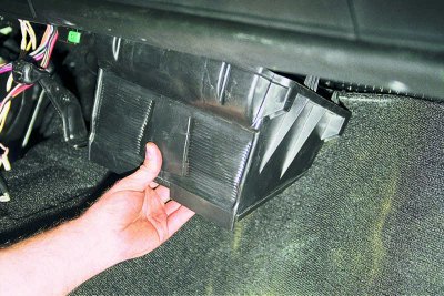 С помощта на отвертка повдигнете и отстранете четирите пружинни скоби, закрепващи корпуса на…