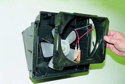 ...преместваме корпуса надолу, след това надясно и го изваждаме от колата.