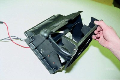 Изключваме червения проводник, свързващ електрическия вентилатор към допълнителния резистор.