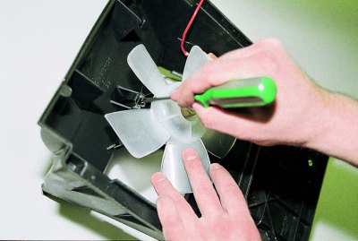 Издърпваме захранващите проводници на електрическия мотор вътре в корпуса.