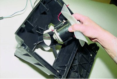 Отново обръщаме корпуса, с отвертка «откопчаваме» двете пружинни скоби, държащи електродвигателя...