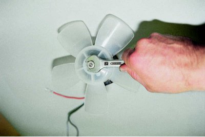 ...и го изваждаме от кутията.