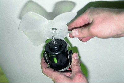 С помощта на гаечен ключ 14 мм развийте монтажната гайка на работното колело...