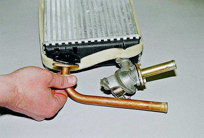 С помощта на гаечен ключ 10 мм развийте два болта...