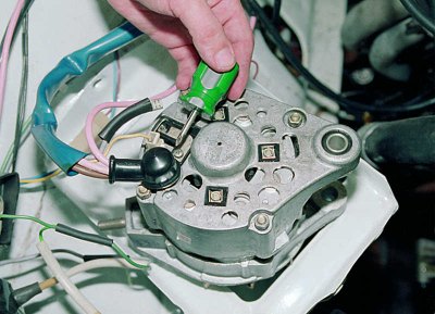 Извадете щепсела от клемата на генератора «67» (изход на държача на четката).