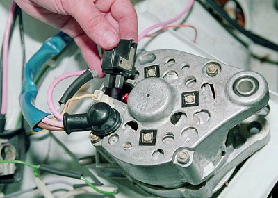 С помощта на кръстата отвертка развийте монтажния винт на четкодържача...