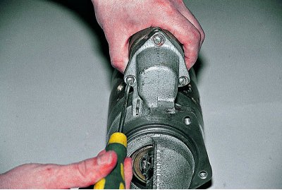 ... «минус» - към тялото и свързваме омметъра към контактните болтове. В този случай котвата на…