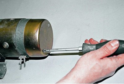 Инсталираме новото тягово реле в обратен ред.