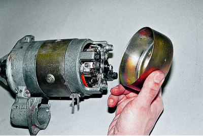 За да разглобите допълнително стартера, използвайте кръстата отвертка, за да развиете два винта...