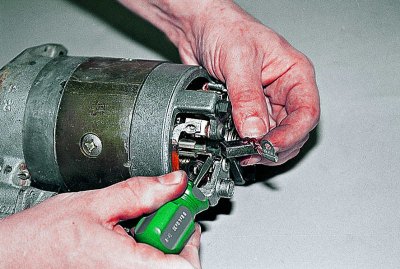 За да проверите състоянието на четките, използвайте шлицова отвертка, за да развиете монтажния винт…