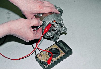 ...и, натискайки пружината с отвертка, премахваме четката. По същия начин премахваме останалите три…