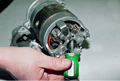 Свързвайки омметъра един по един към клемите на намотките на статора, ги проверяваме за късо…