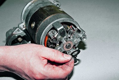 С помощта на отвертка отстранете задържащия пръстен.