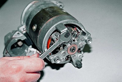 Отстраняваме шайбата от оста.