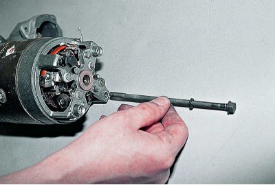 С помощта на гаечен ключ 10 мм развийте двата закрепващи болта...