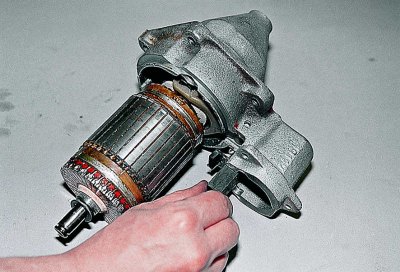 Използваме омметър, за да проверим намотките на котвата за късо съединение. Заменяме дефектната…