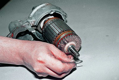 Премахваме гуменото уплътнение от капака на задвижването.